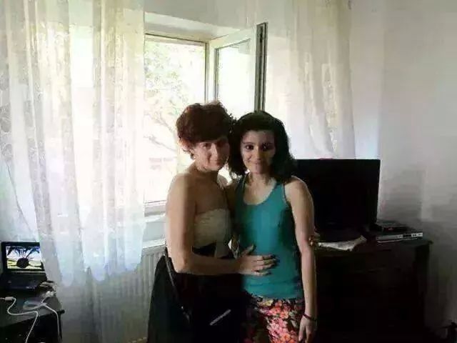ma numesc roxana.si asi dori sa lucrez ca distribuitoare pliante