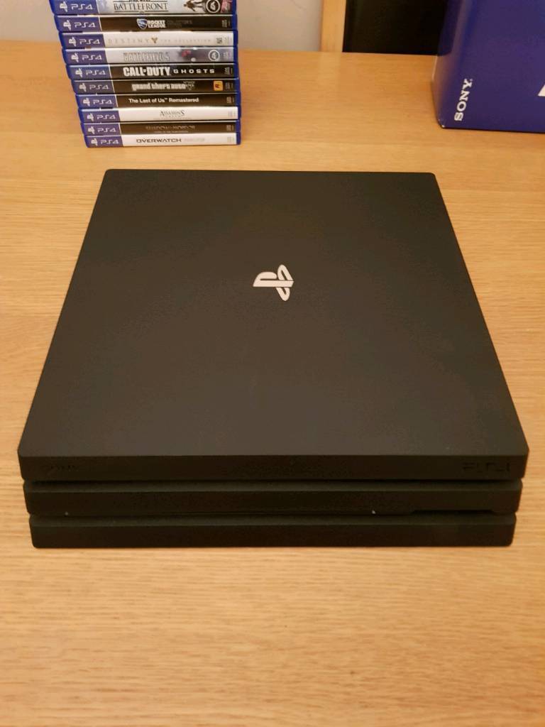 PS4-PRO-4K-1 TB (Jet Black) + 18 Jocuri și Chitară ( Guitar Hero )