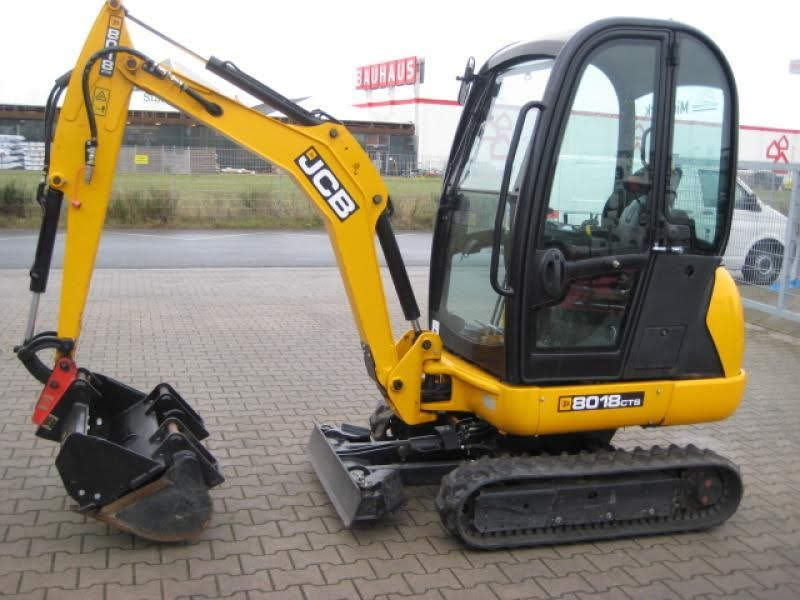 Inchiriat miniexcavator bobcat, buldoexcavator pt depanat nivelare încărcat Oradea