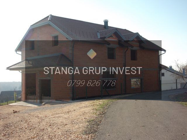 constructii case la rosu