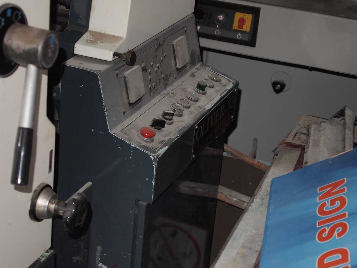 Lichidator judiciar vand masina tipografie – Oliver 52 Sakurai