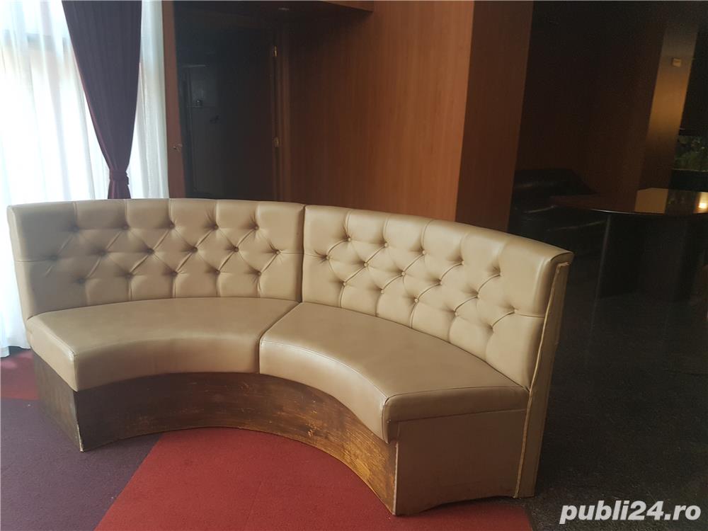 Canapea tapitata de tip chesterfield