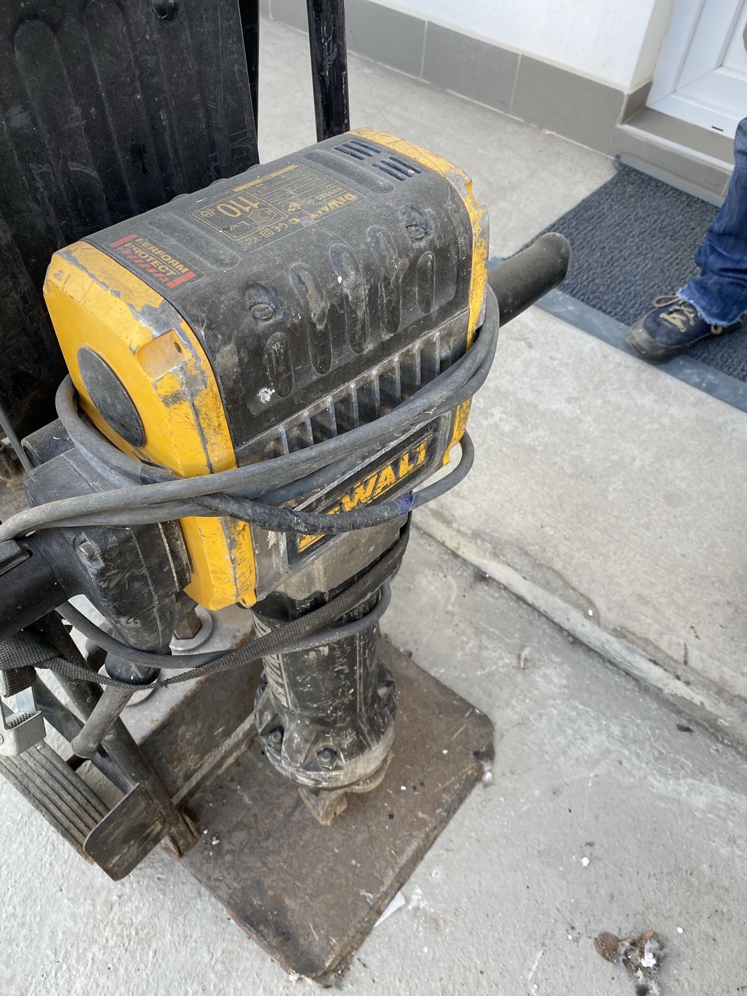 Ciocan demolator DeWALT 2100W