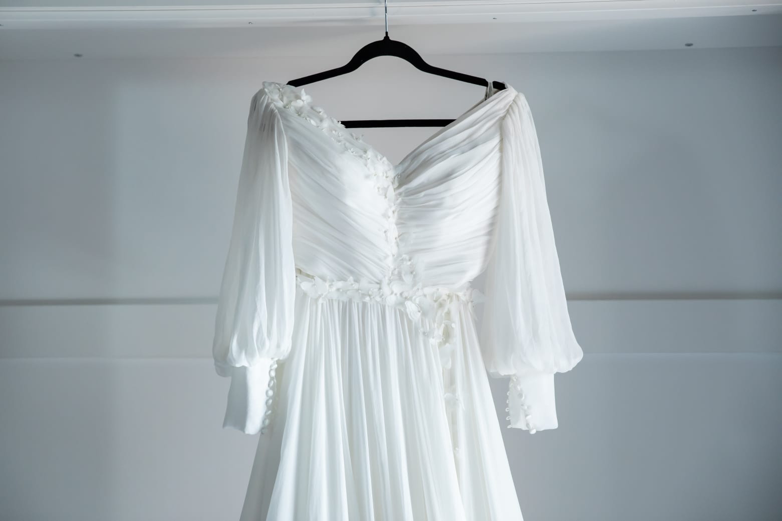 Rochie   de  mireasa cu trena scurta  din  mătase  naturala și voal