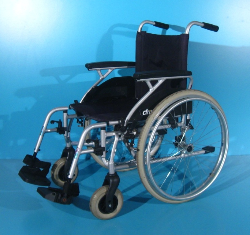Scaun cu rotile din aluminiu Drive latime sezut 48 cm Scaun cu rotile din aluminiu Drive latime sezut 48 cm