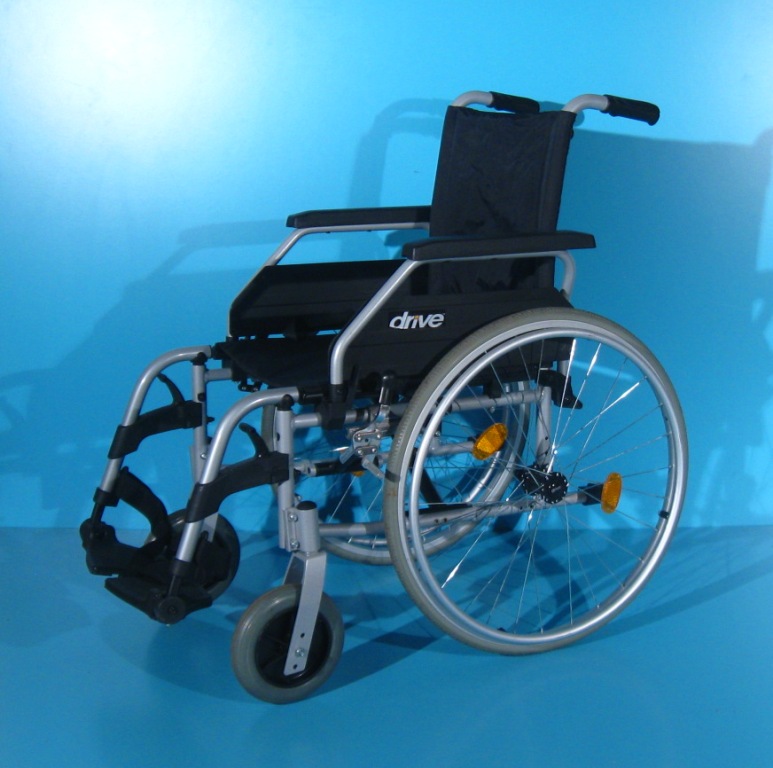 Scaun cu rotile din aluminiu Drive latime sezut 42 cm Scaun cu rotile din aluminiu Drive latime sezut 42 cm