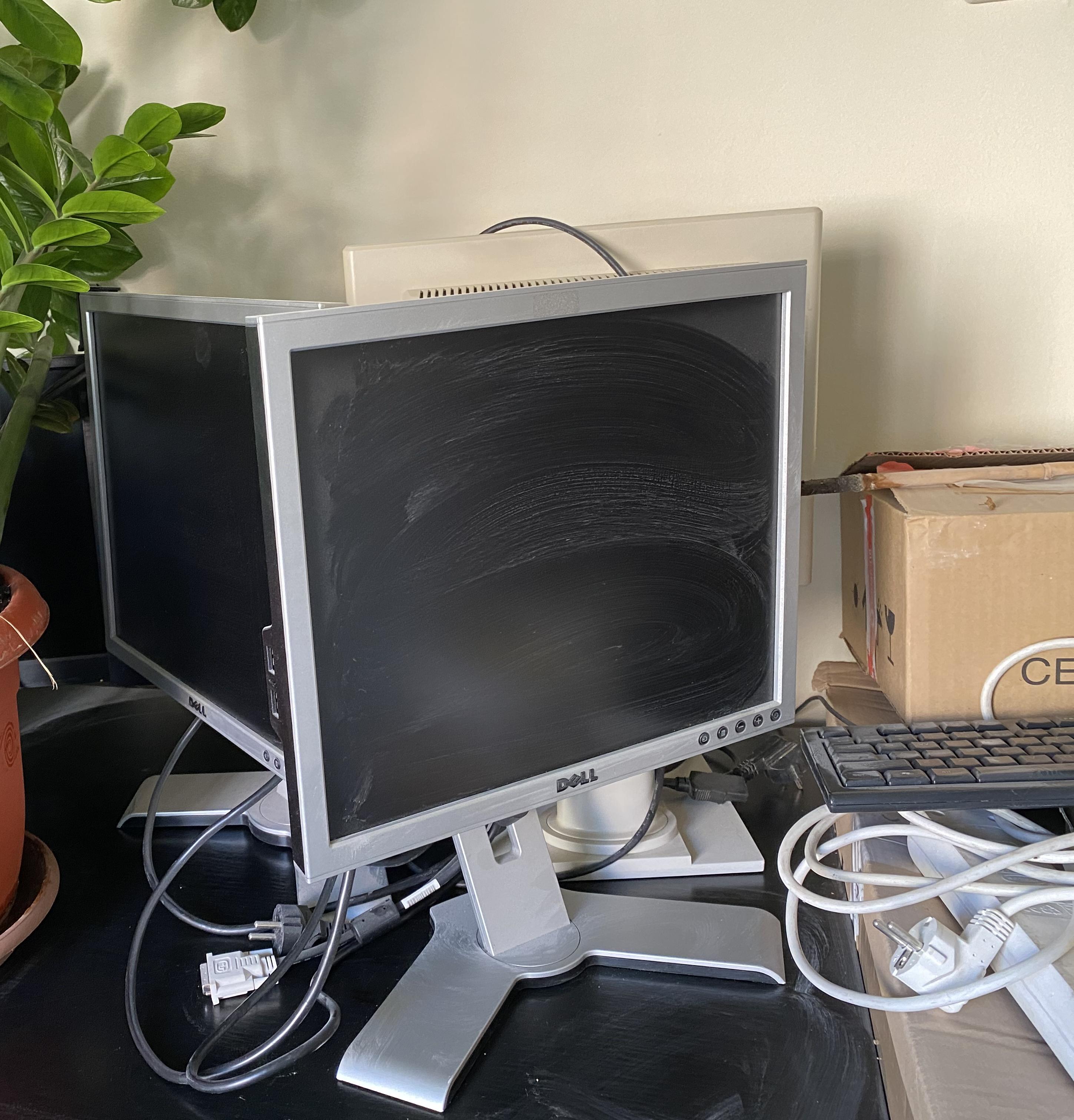 Sistem PC + Desktop monitor (3 buc.) Sistem PC + Desktop monitor (3 buc.)