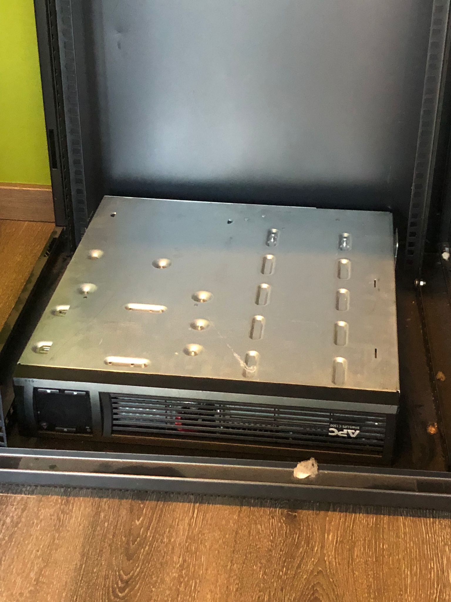 SERVER + UPS APC SERVER + UPS APC