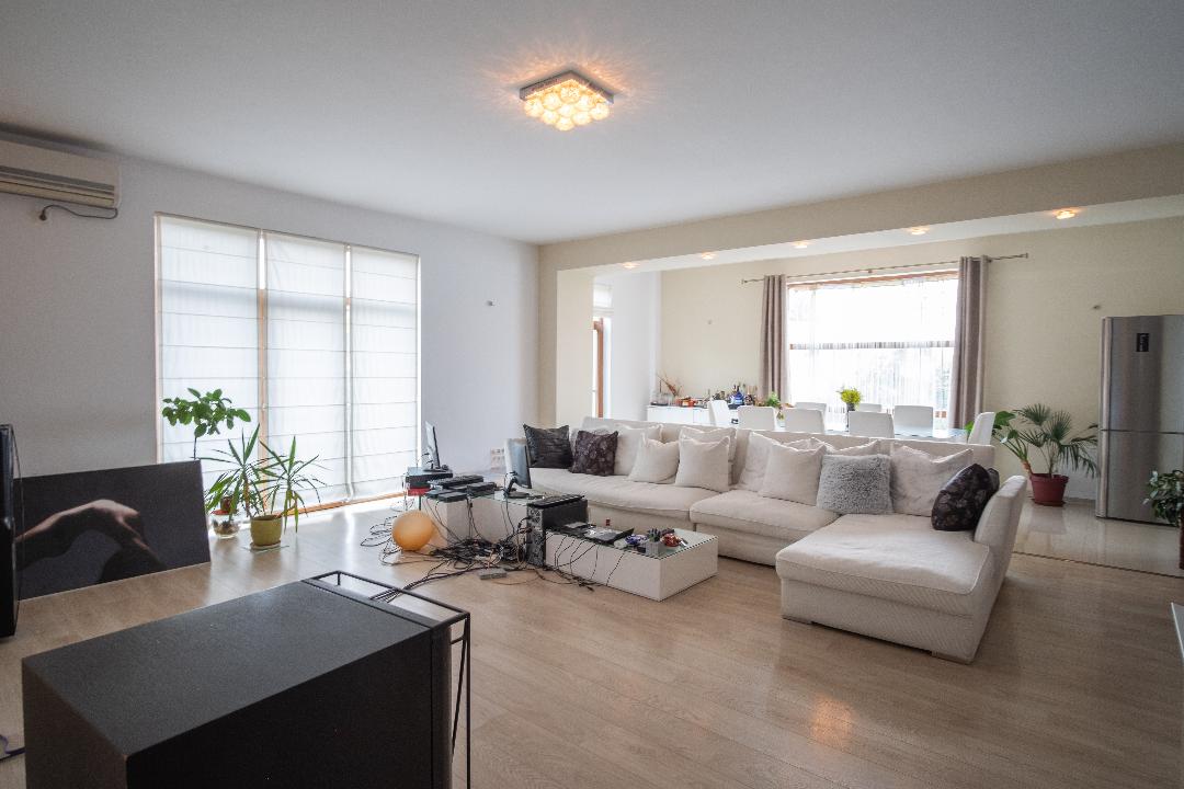 De vanzare apartament cu 2 camere(SAD), 93 mp, zona Complexului Studentesc