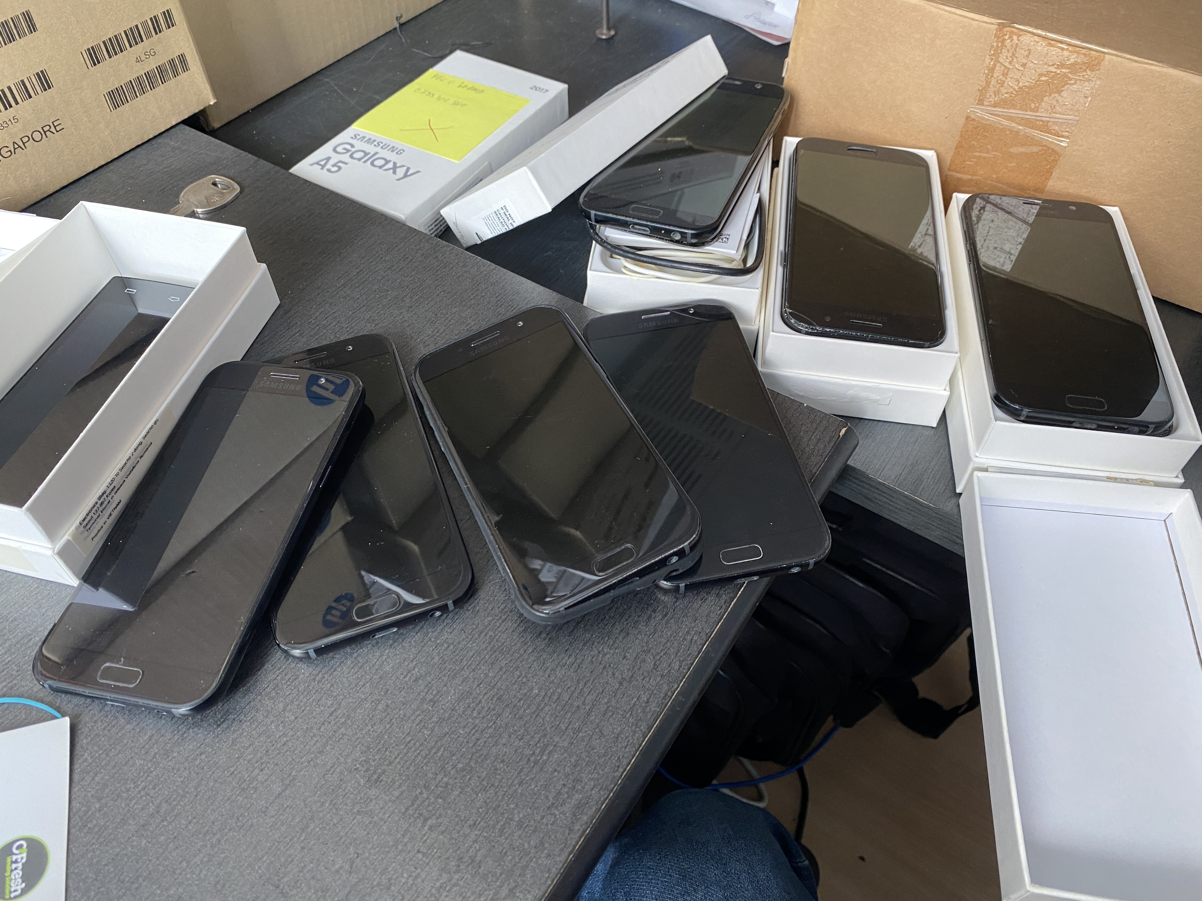 Lot 4 – stoc telefoane