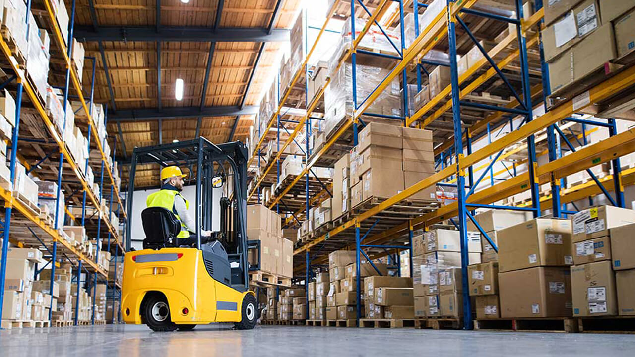 Cautam stivuitoristi