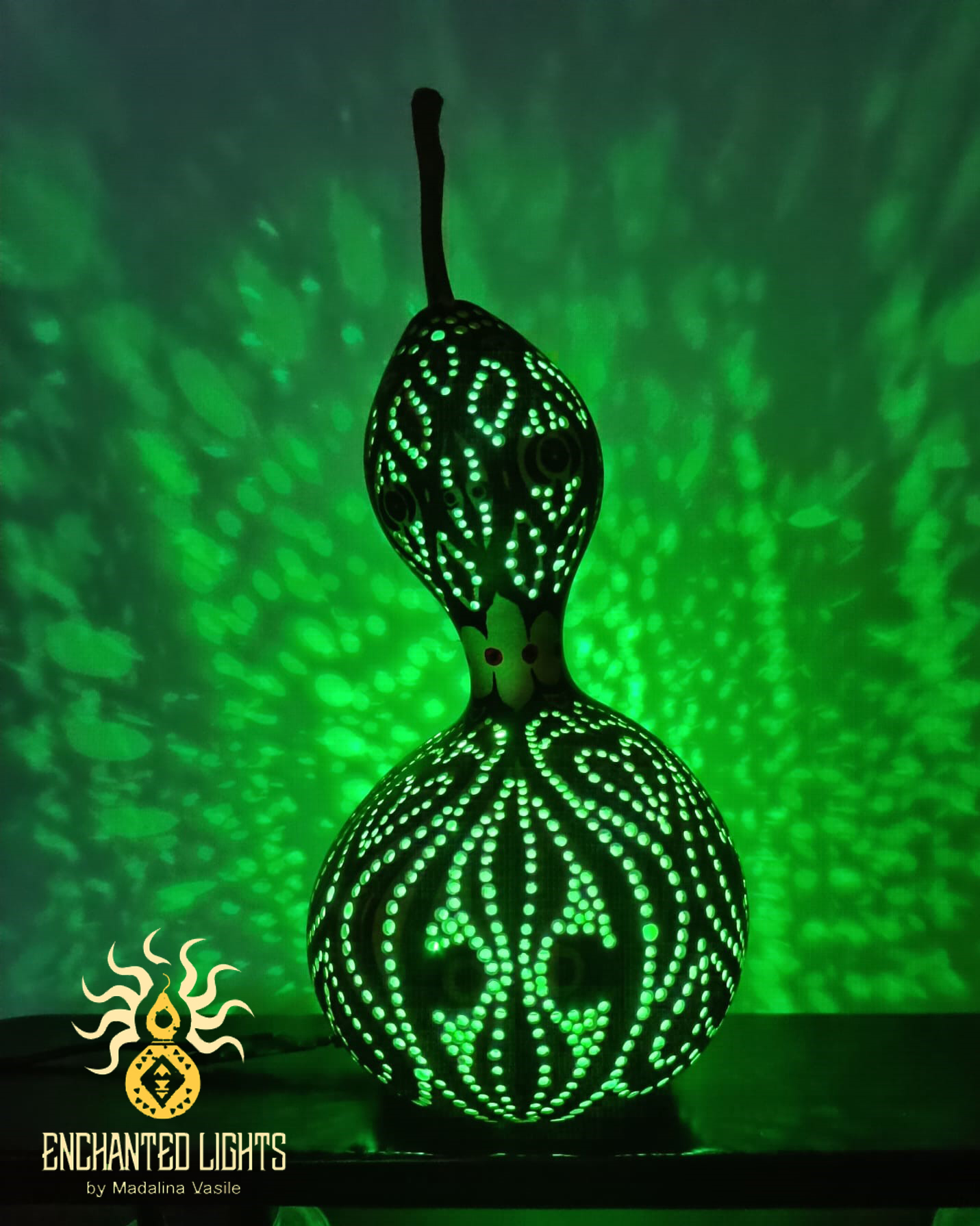 Cadoul unicat perfect! Lampa din tartacuta sculptata si pictata – cu telecomanda.