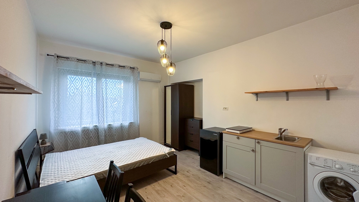 Dacia-Eminescu reper Pizza Hut Mosilor bloc tip vila  garsoniera mobilata contract 350 Euro