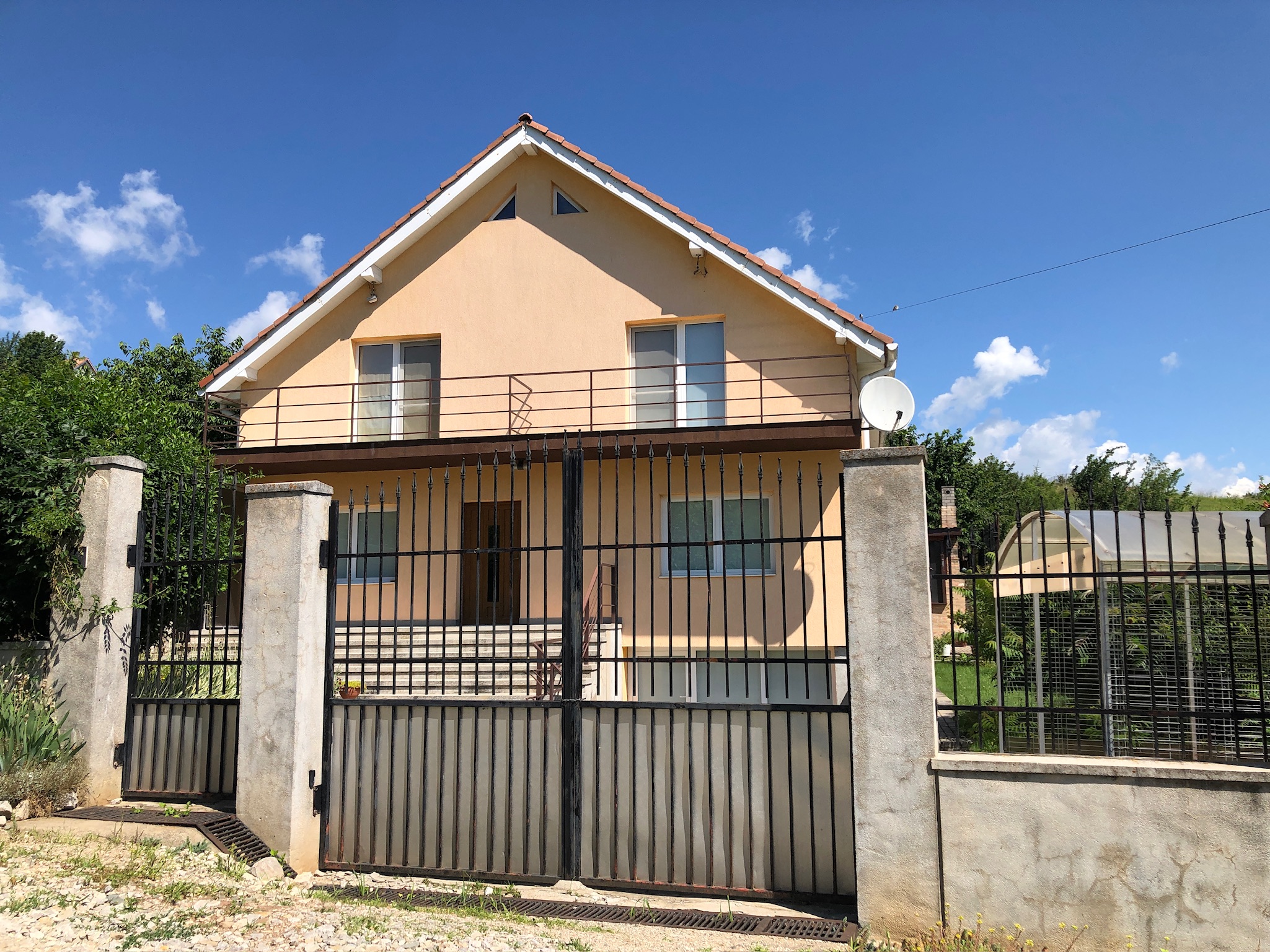 Proprietate imobiliara teren si constructii loc. Miceşti