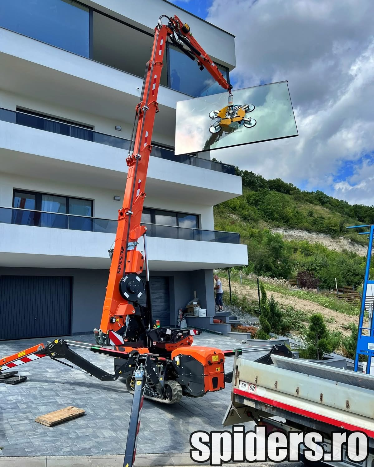 Închiriere macara și ventuza sticla