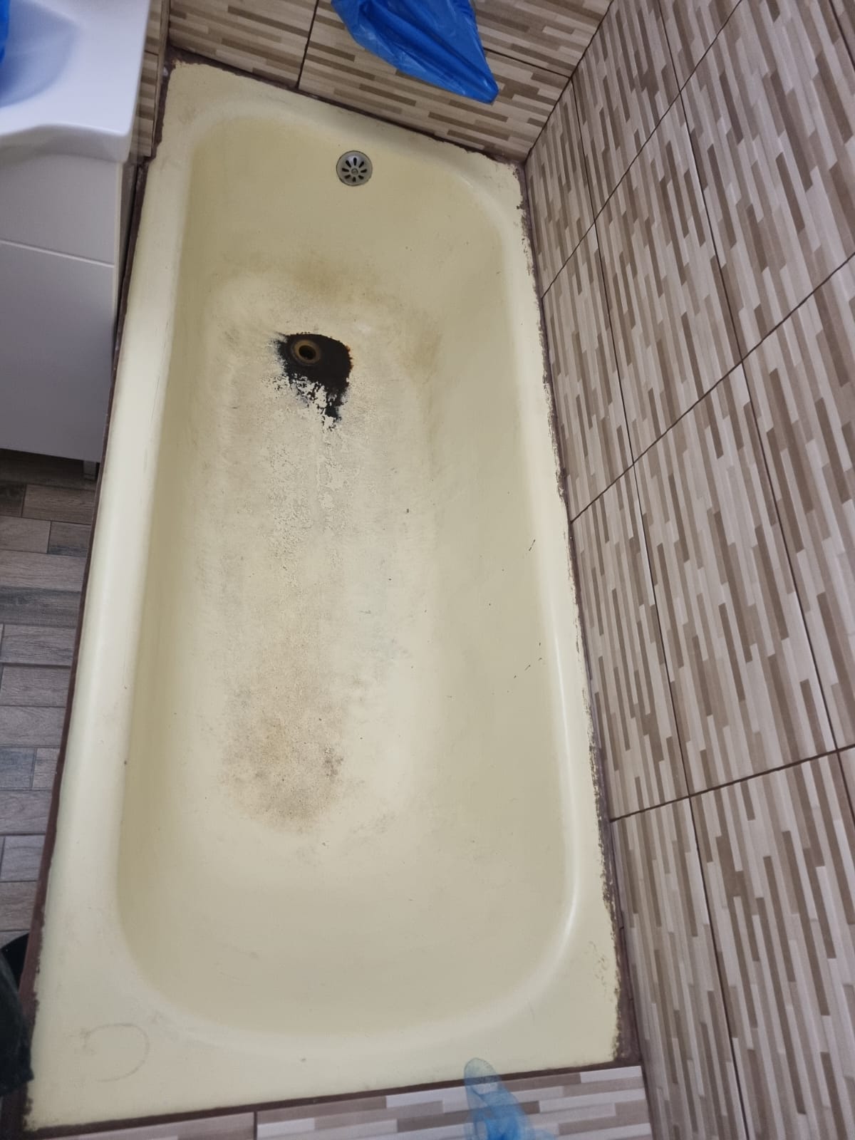 Redefineste-ti Baia cu Serviciul Nostru Profesional de Reconditionare Cazi!