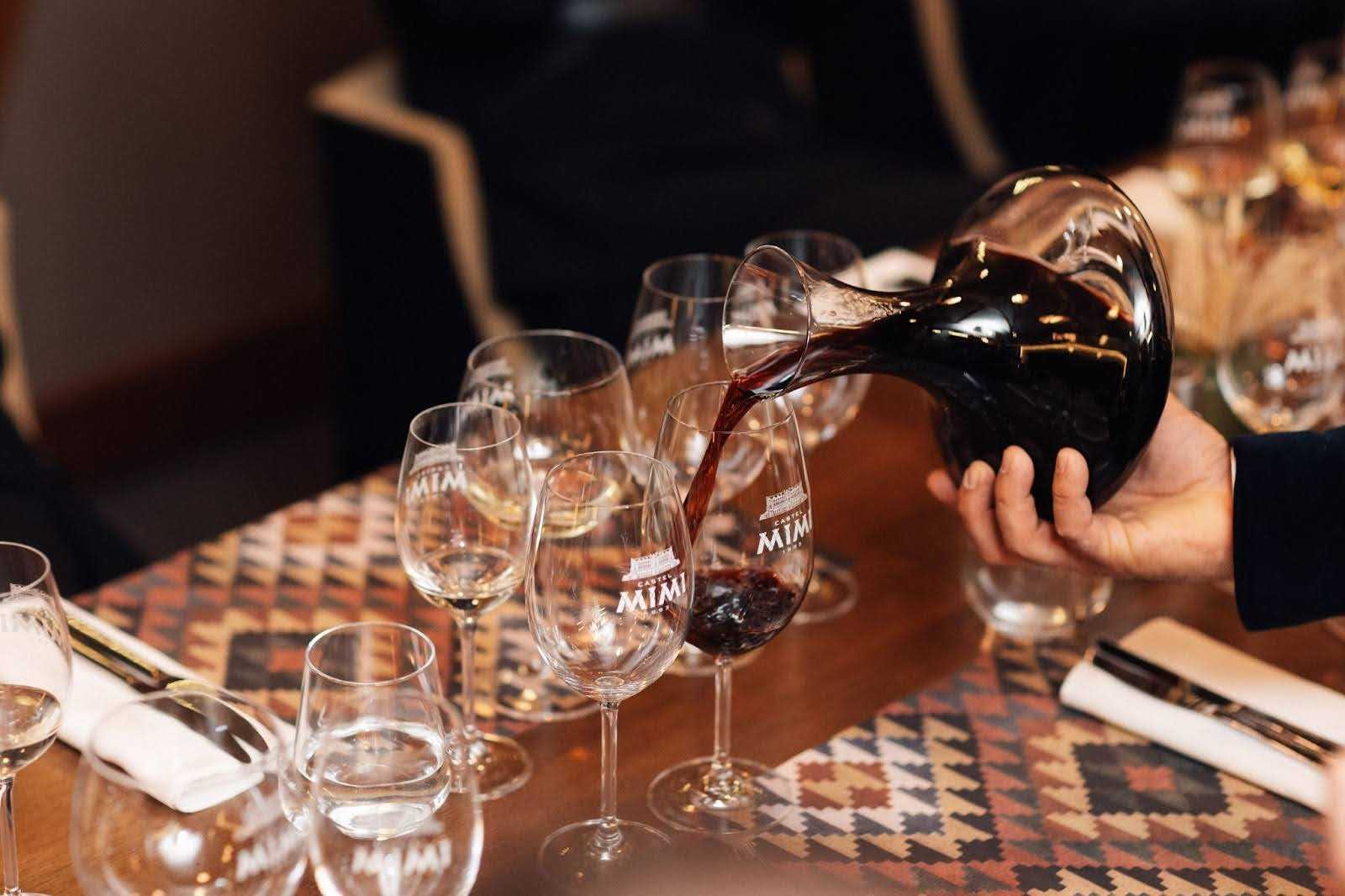 Rezervă o degustare de vin la Castel Mimi și experimentează arome unice