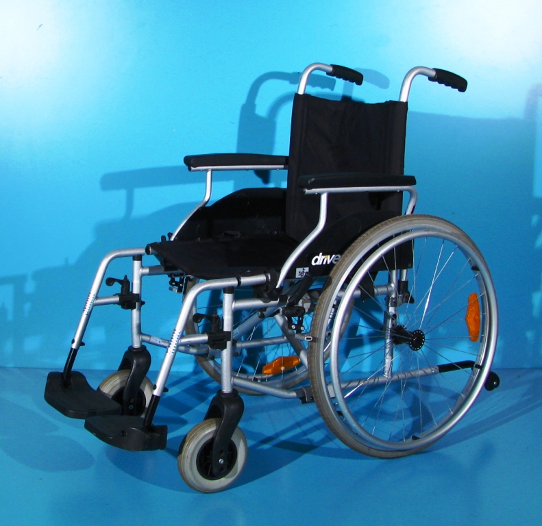 Scaun cu rotile  Drive – latime sezut 45 cm