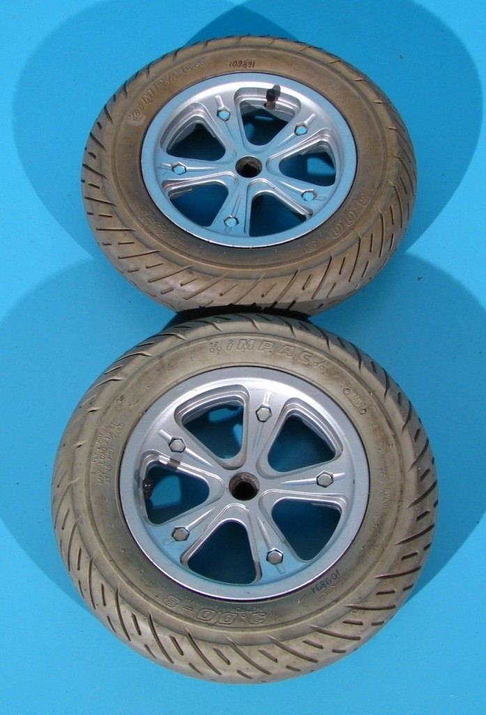 Roata originala cu cauciuc si camera  3.00-8