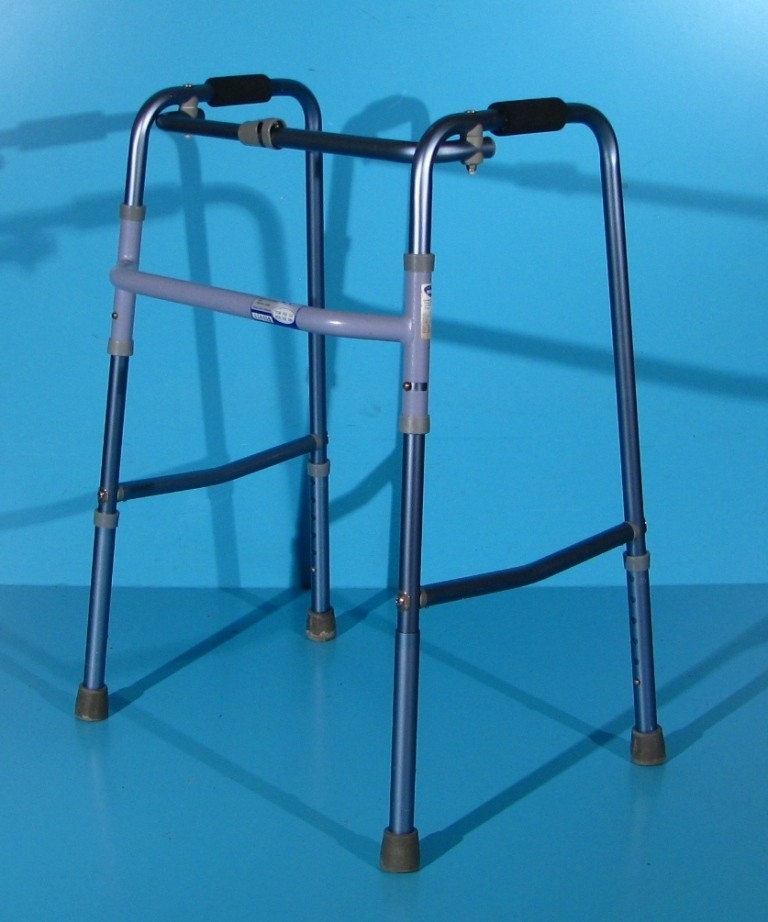Cadru pentru mers din aluminiu – Invacare Cadru pentru mers din aluminiu – Invacare