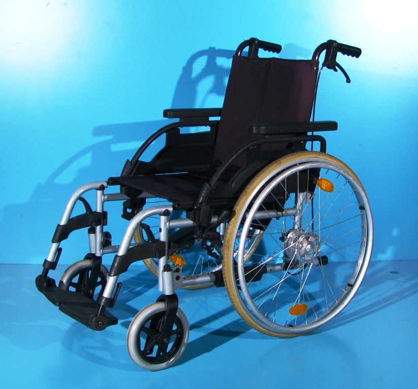 Scaun cu rotile handicap latime sezut 44 cm Breezy Scaun cu rotile handicap latime sezut 44 cm Breezy