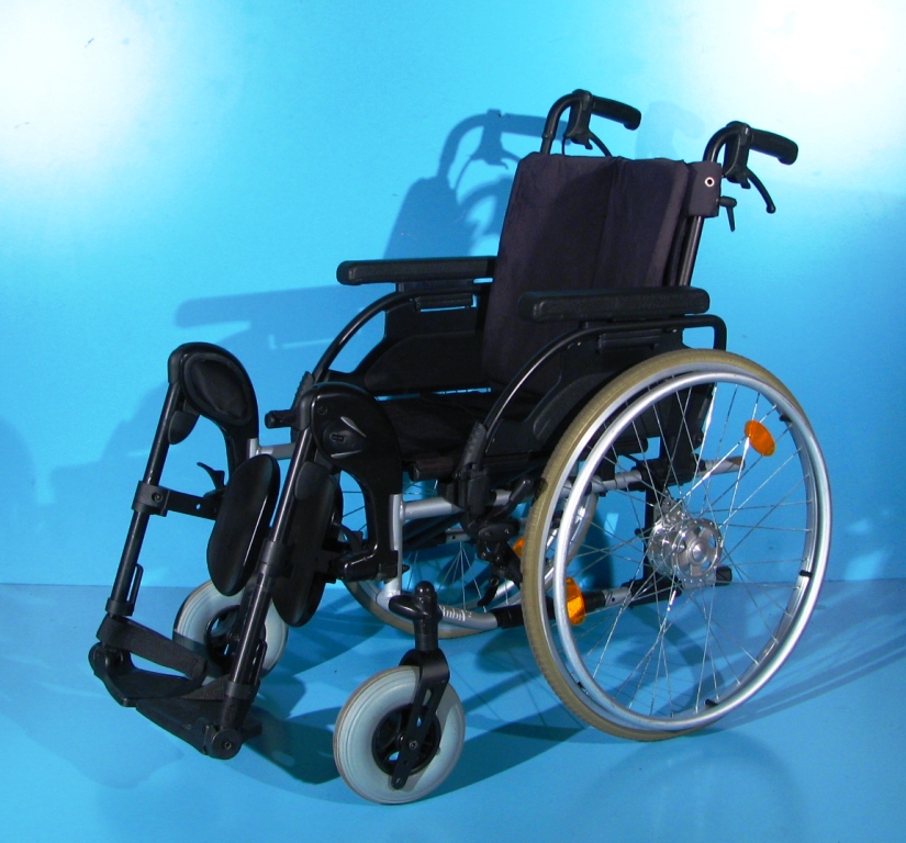 Scaun cu rotile din aluminiu handicap latime sezut 45 cm Scaun cu rotile din aluminiu handicap latime sezut 45 cm
